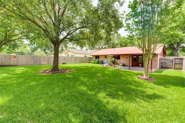 Building Photo - 13634 Greenridge Dr