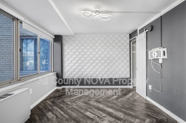 Building Photo - 922 24th St NW