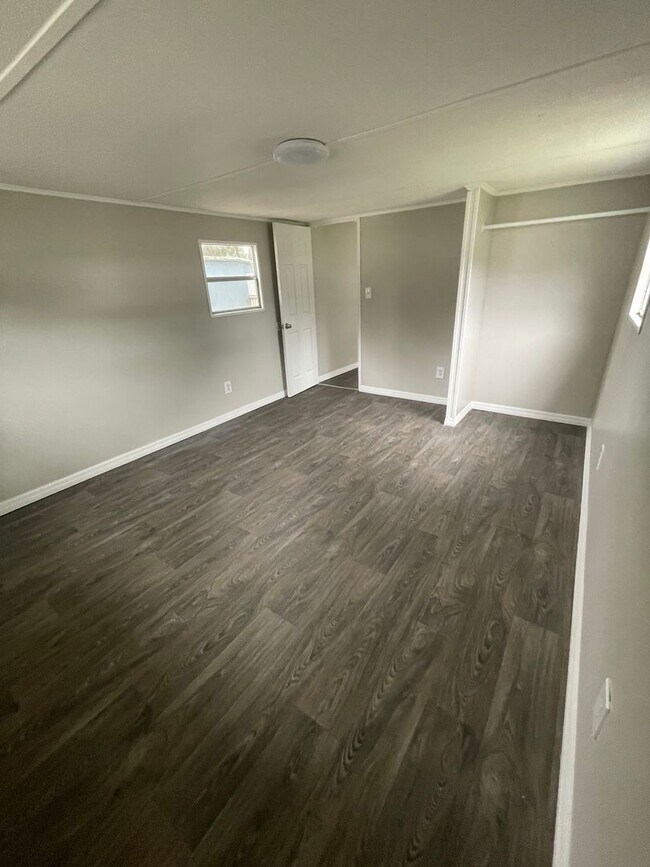 Building Photo - Welcome Home to Silver Lake