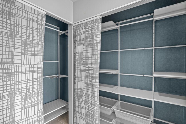 Building Photo - 1520 Shaker Cir