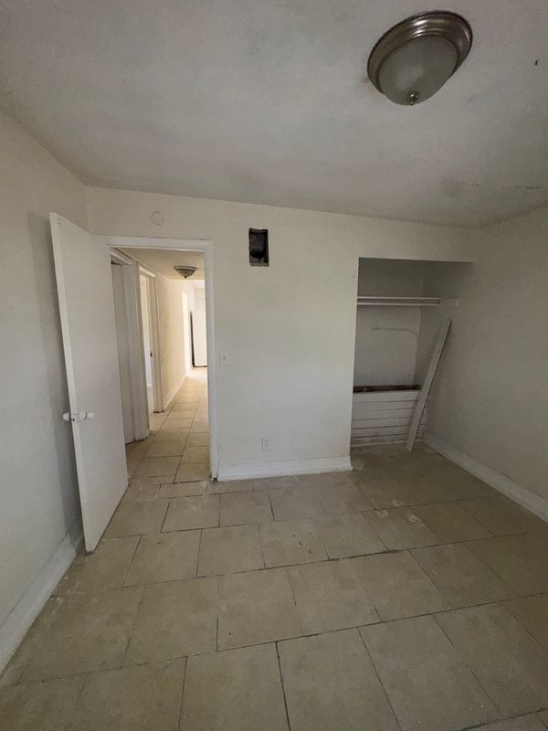 Building Photo - 1637 E 15th St