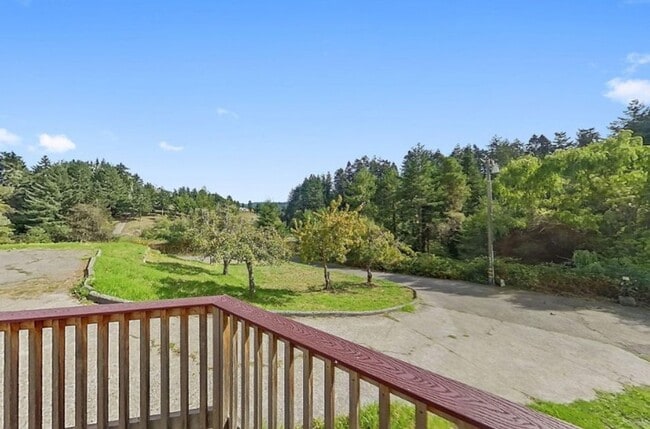 Building Photo - Spacious 4-Bedroom Home with Stunning Hilltop Views in Fortuna, CA
