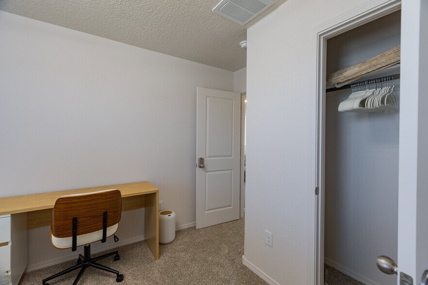 Building Photo - 5631 Sagan Loop SE