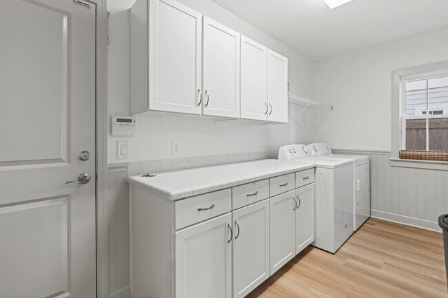 Building Photo - 914 7th Ave N