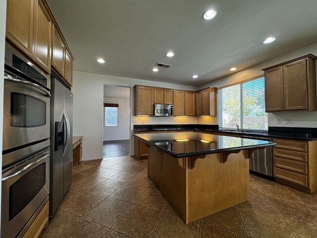 Building Photo - Spacious Temecula House with Bedroom and Bathroom on first floor!