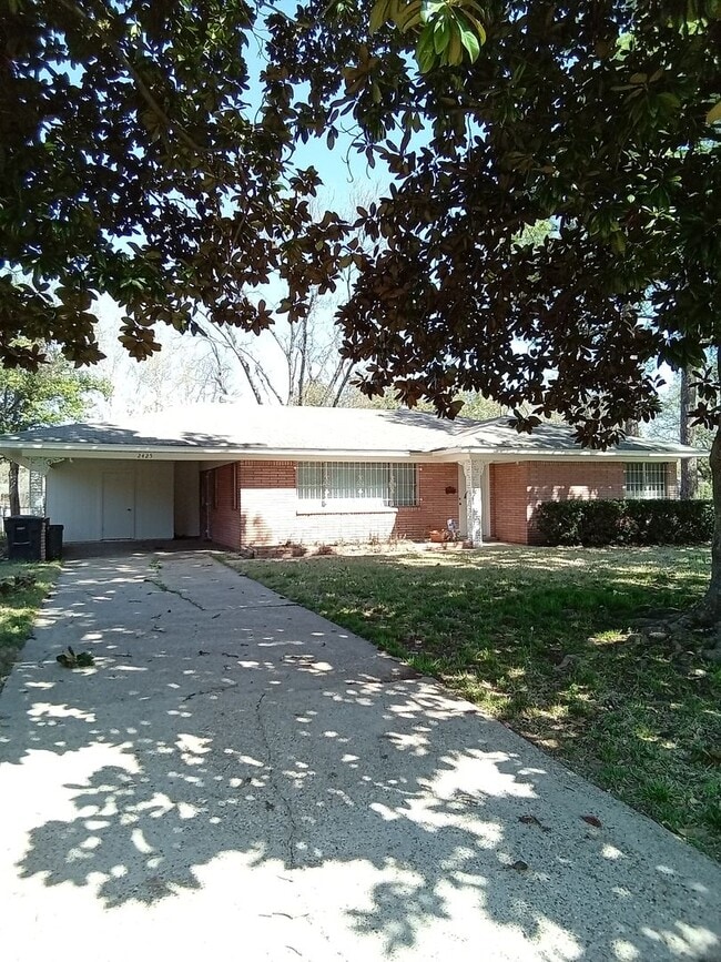 Building Photo - Old Greenacres!!