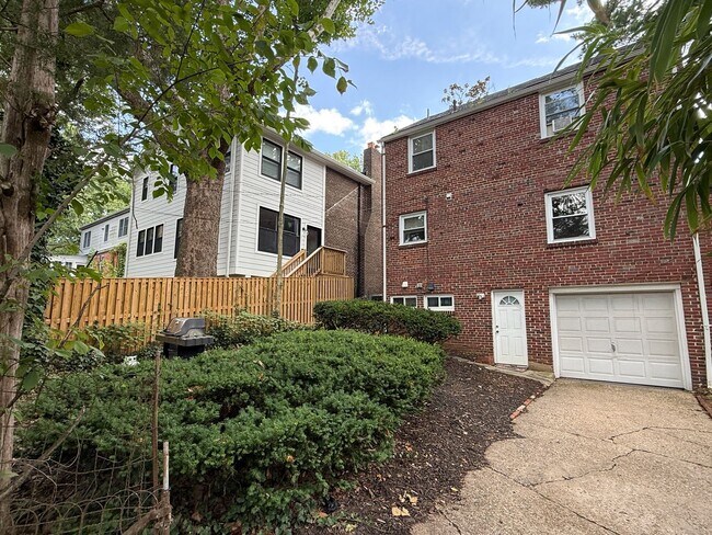 Building Photo - 4409 Brandywine St NW