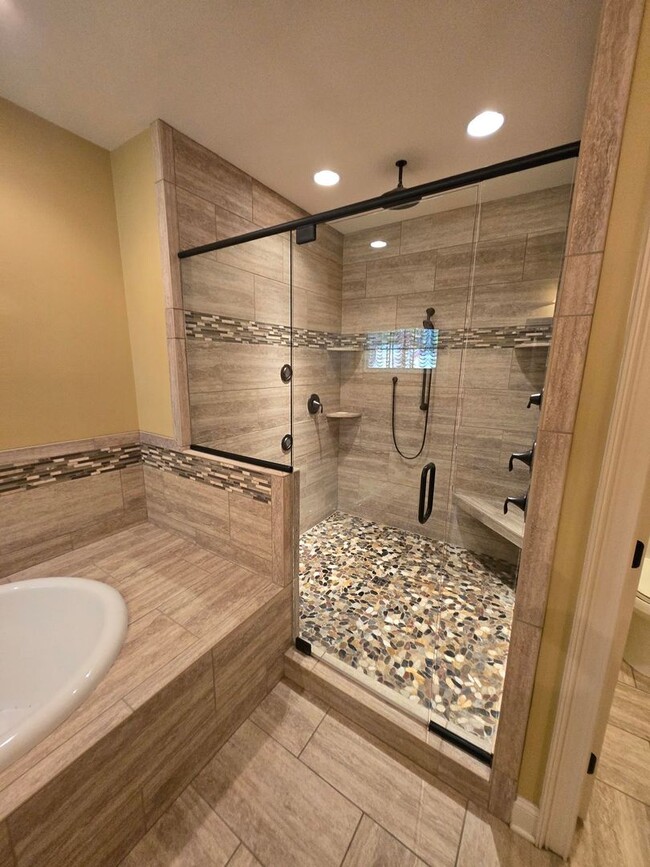 Building Photo - Luxury 4-Bedroom Home with Outdoor Oasis i...