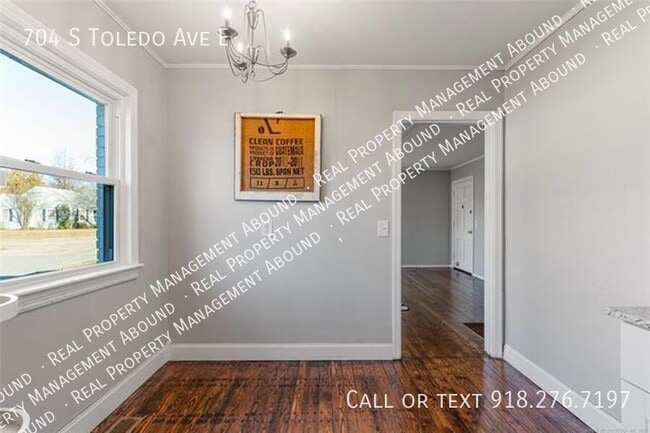 Building Photo - 704 S Toledo Ave