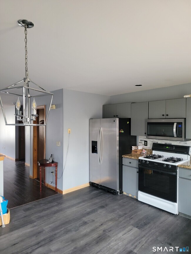 Building Photo - 235 High Ridge Dr