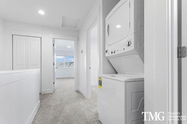 Building Photo - 977 Creer Way