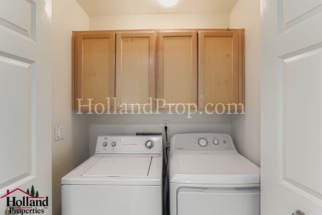 Building Photo - 3060-3062 Lazy River Dr