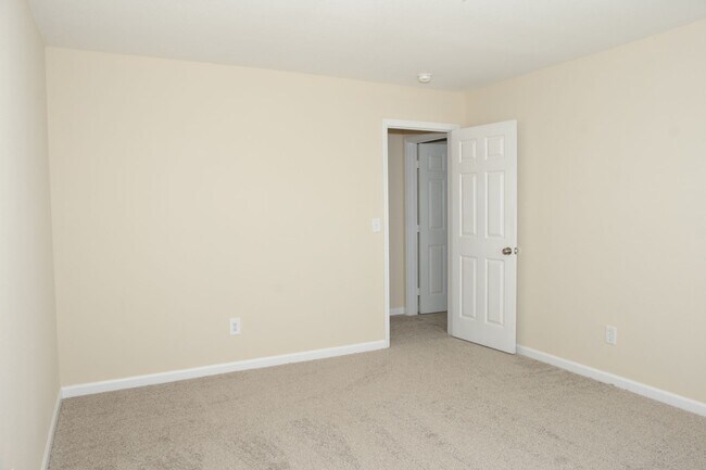 Building Photo - Move-In Special!