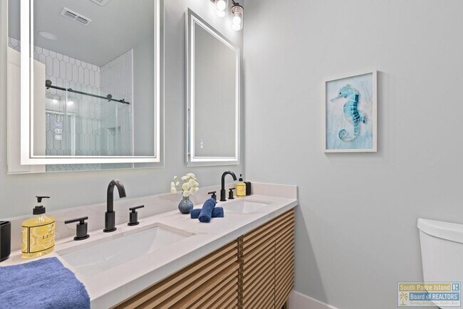 Building Photo - 111 W Sunny Isle Dr