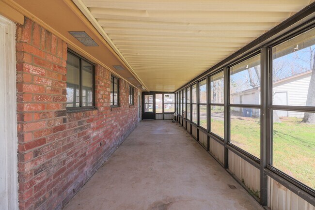 Building Photo - 20427 Lakeside Dr