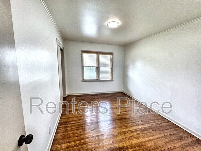 Building Photo - 1506 E 54th St