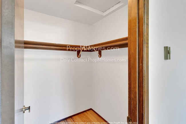 Building Photo - Two Bedroom, Charming Townhouse In the Hea...