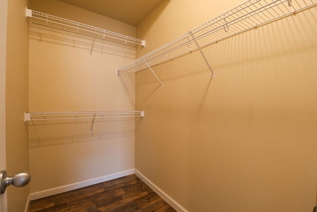 Building Photo - Updated 2 Bedroom Apartment in Windsor