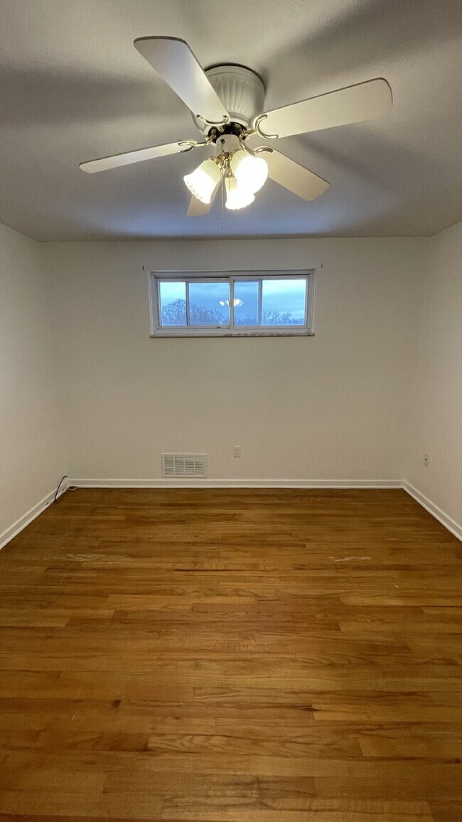 Building Photo - Charming 3 bed, 2 bath with finished basement!