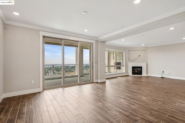 Building Photo - 6733 Skyview Dr
