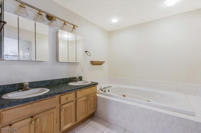 Building Photo - 5 Hidden Pond Ct