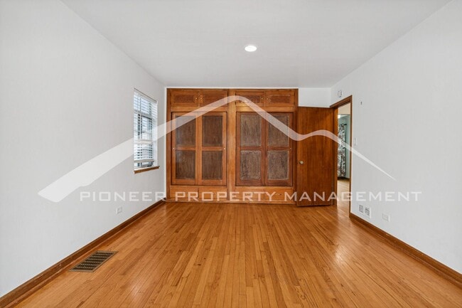 Building Photo - Spacious Home with Central AC and Washer/Dryer