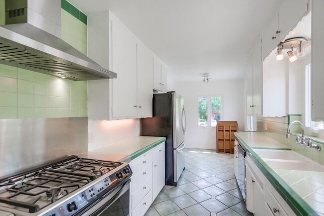 Building Photo - Charming 3 Bedroom Kensington Home