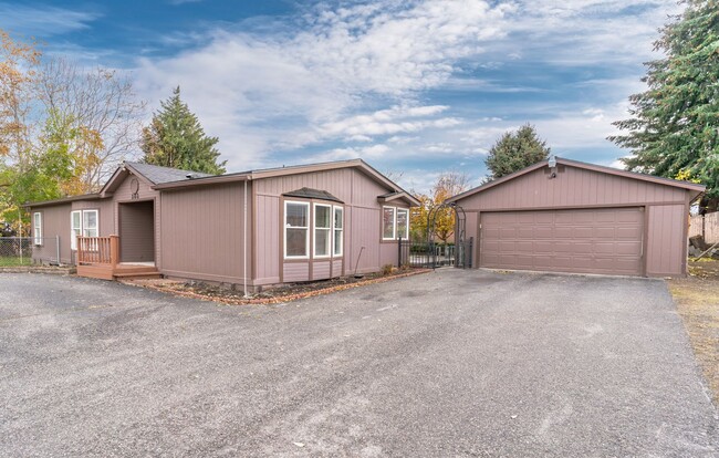 Building Photo - Pet Friendly 3 Bedroom 2 Bath