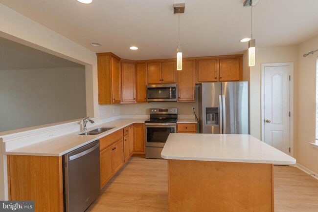 Building Photo - 440 Rumbling Rock Rd