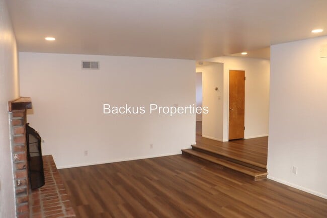 Building Photo - 738 Carmelita Dr