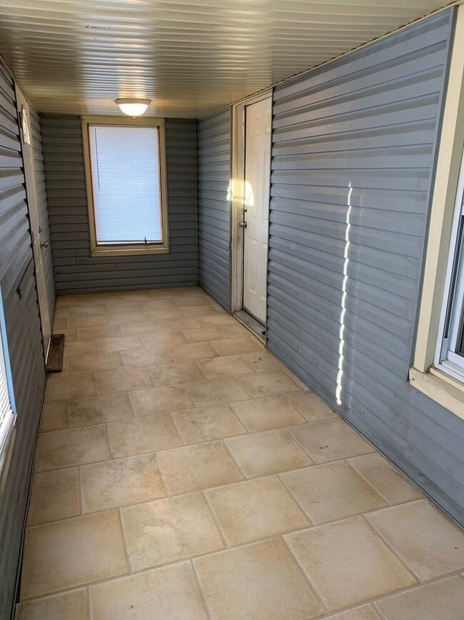 Building Photo - Updated and Spacious 2 Bedroom Home!