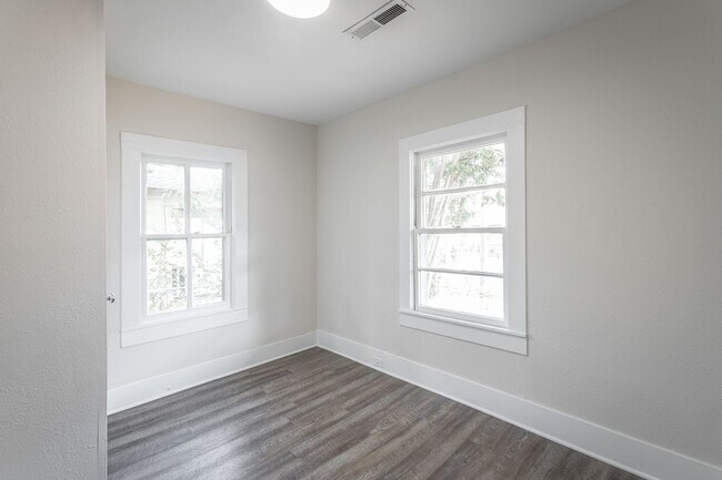Building Photo - 2 Bedroom Home Just Off Main Street in Mill Town