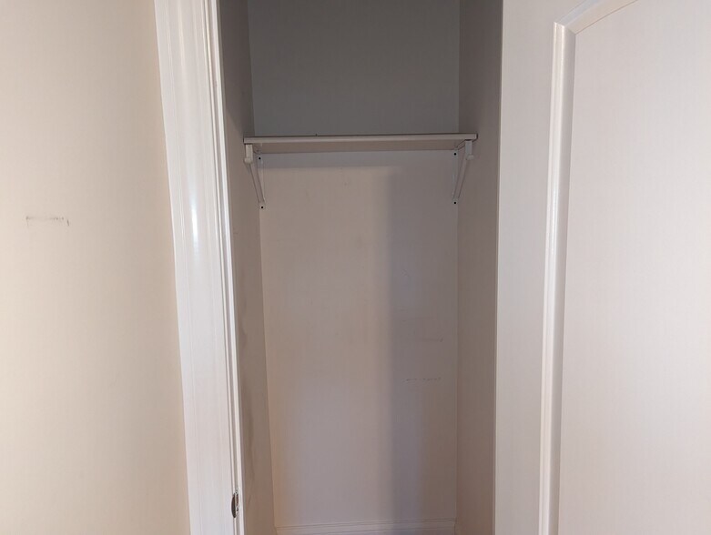 Building Photo - 4423 N Wolcott Ave