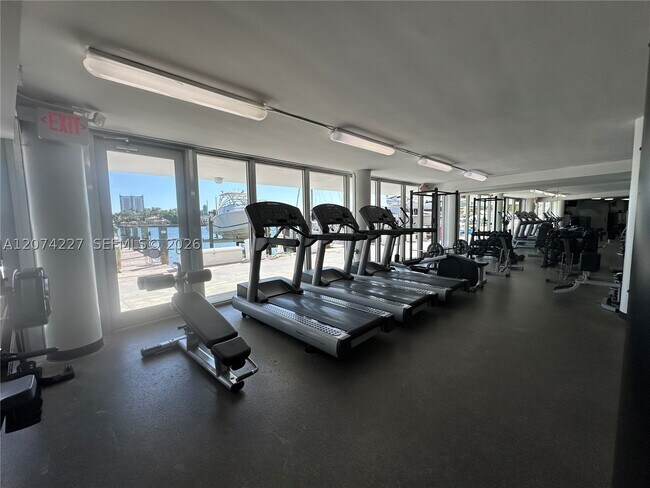 Building Photo - 900 Bay Dr E