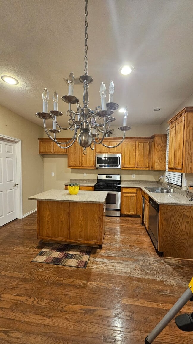 Building Photo - 8409 Romanway Dr