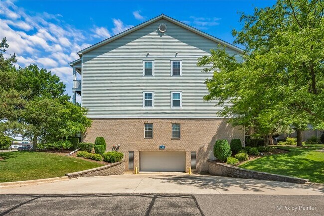 Building Photo - 1315 W Lake St