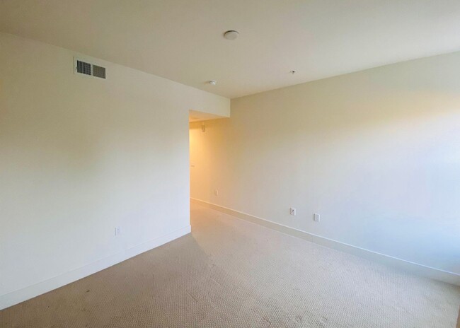 Building Photo - Gorgeous Top Floor Condo Located in Downto...