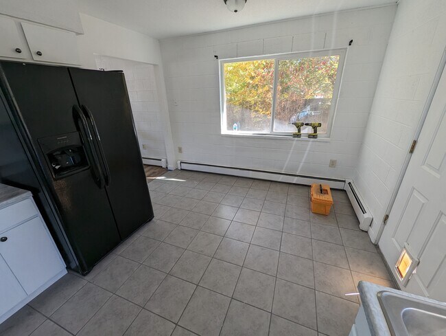 Kitchen - 275 W Parkview Dr