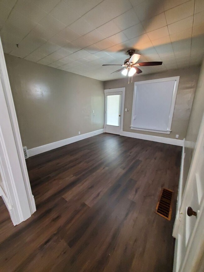 Building Photo - Remodeled 2 Bd with huge kitchen, dining room and living room