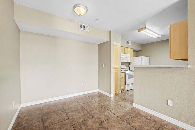 Building Photo - One bedroom condo with detached garage!