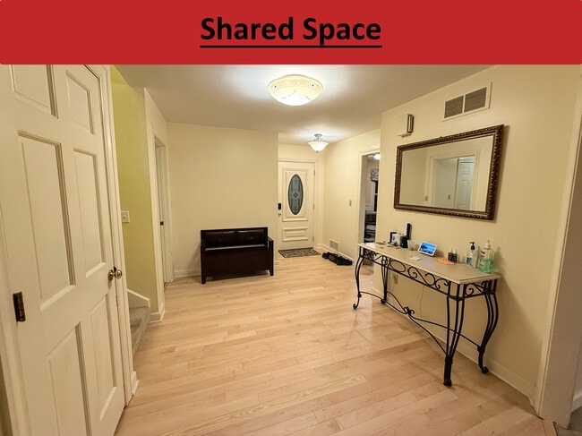 Building Photo - 1702 Garrison Pl