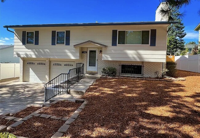 Building Photo - 5890 Del Paz Dr