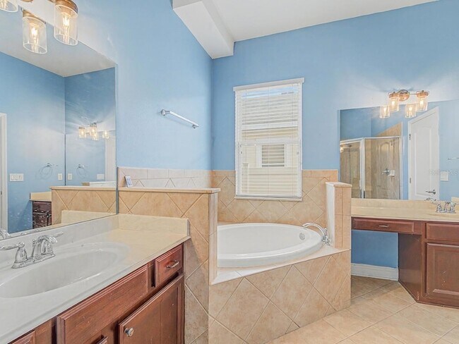 Building Photo - 7800 Stoney Hill Dr