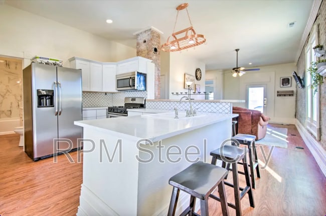 Building Photo - 706 Wilson Ave