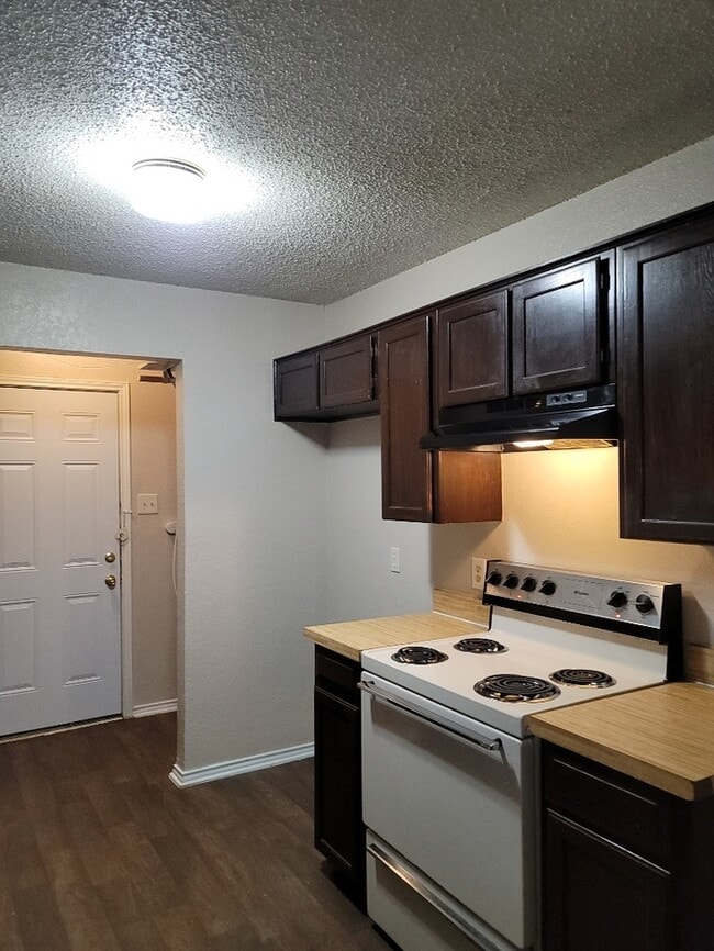 Building Photo - Duplex in Saginaw 2 bedrooms 1 bath