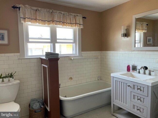 Building Photo - 7103 Ventnor Ave