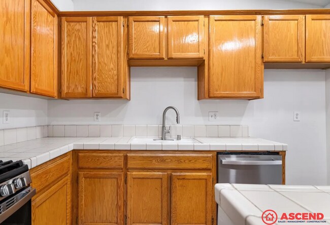 Building Photo - Spacious 4BD/2BA Home in Bakersfield (93312) – Garage, Fireplace & Pet-Friendly!