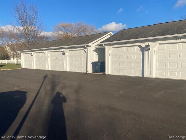 Building Photo - 2822 S Knightsbridge Cir
