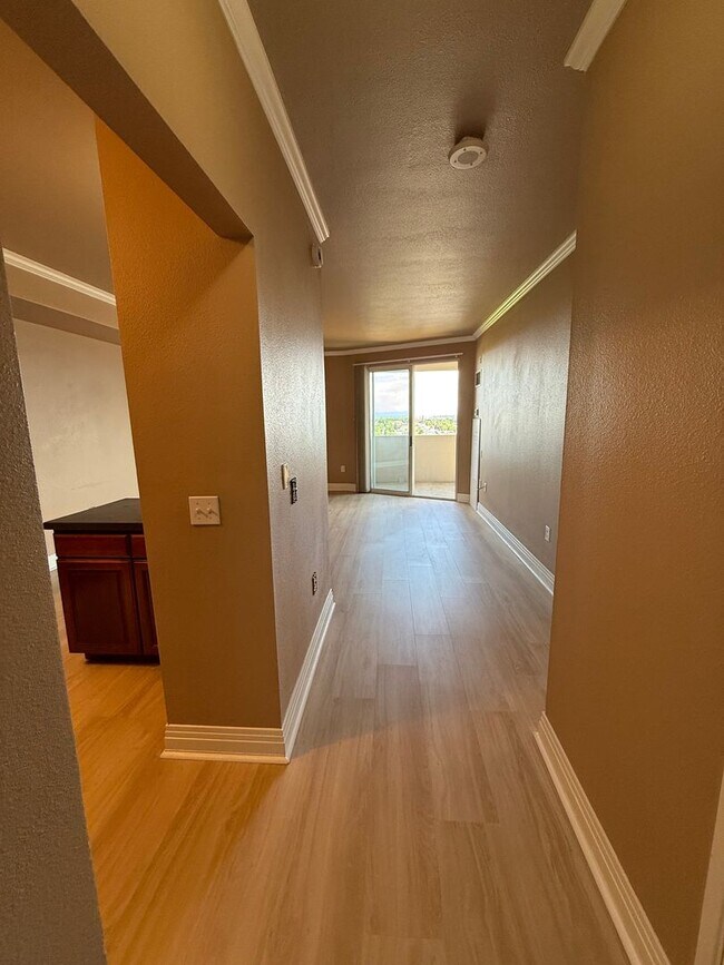 Building Photo - Spacious 1bd/1ba TOP FLOOR CONDO! Availabl...