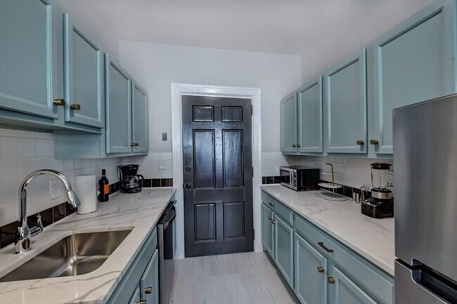 Building Photo - 518 Lamar Ave